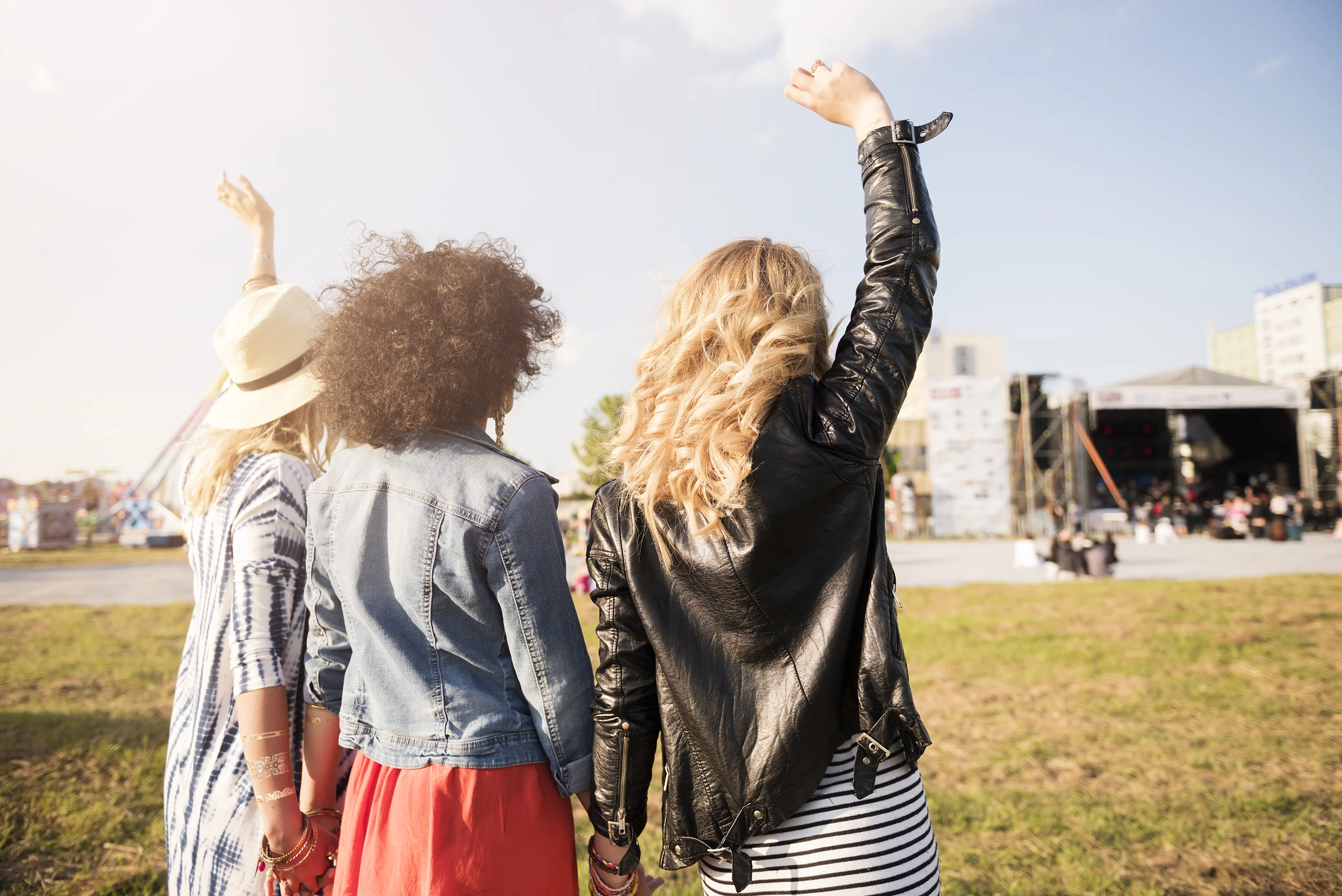 Dos jóvenes disfrutando de un evento al aire libre
